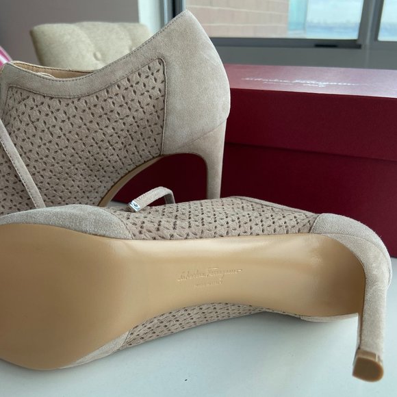 Salvatore Ferragamo Women's Paonessa Suede 9B - Picture 3 of 5